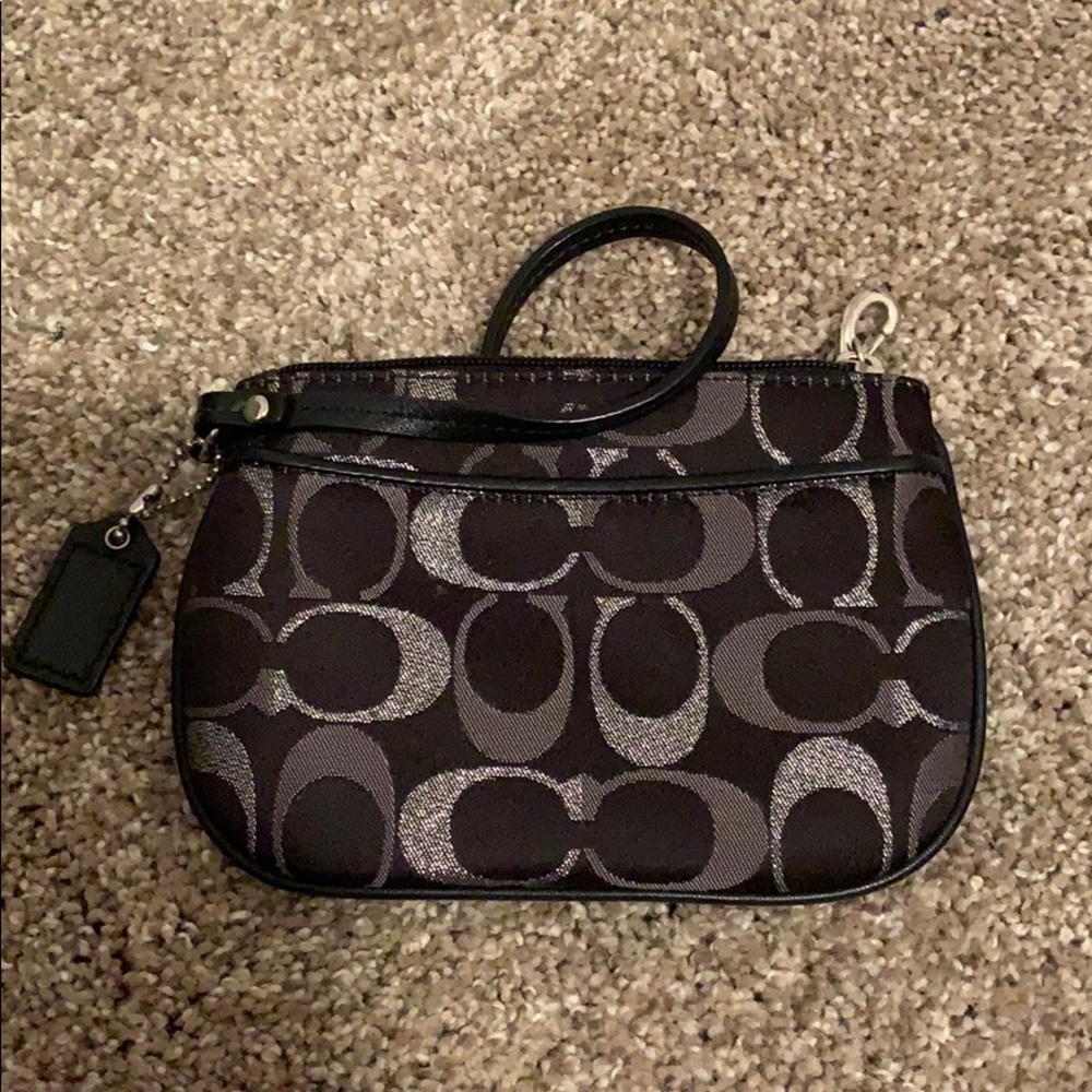 Small wristlet